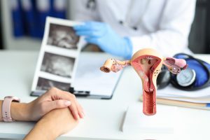 Lekarz ginekolog przeprowadza konsultacje z pacjentką. /Źródło: 123rf.com