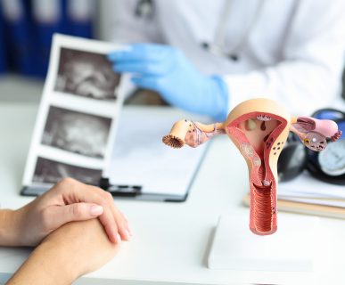 Lekarz ginekolog przeprowadza konsultacje z pacjentką. /Źródło: 123rf.com