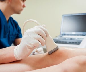 Lekarz wykonuje badanie ultrasonograficzne mężczyźnie. /Źródło: 123rf.com
