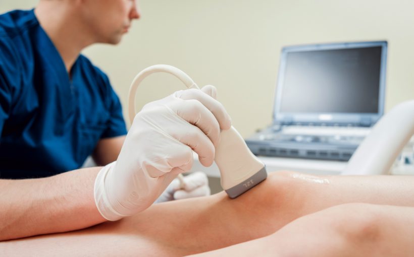 Lekarz wykonuje badanie ultrasonograficzne mężczyźnie. /Źródło: 123rf.com