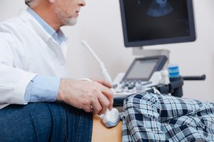 Lekarz wykonuje badanie USG pacjentowi. /Źródło: 123rf.com