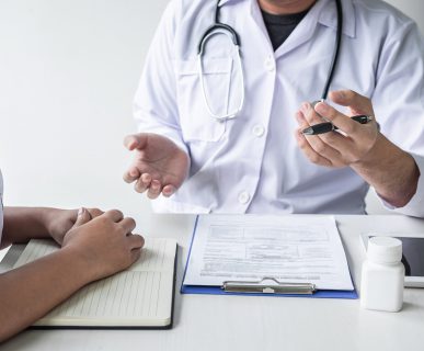 Lekarz przeprowadza konsultacje chirurgiczną z pacjentem. /Źródło: 123rf.com