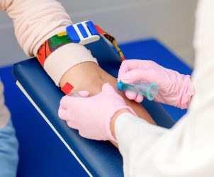Pielęgniarka wkłuwa się igłą w żyłę pacjentki, aby pobrać jej krew do badania laboratoryjnego. /Źródło: 123rf.com