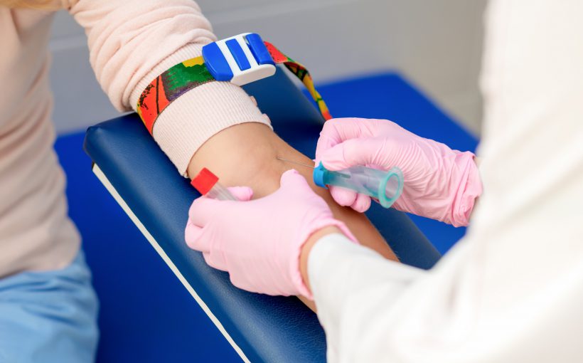 Pielęgniarka wkłuwa się igłą w żyłę pacjentki, aby pobrać jej krew do badania laboratoryjnego. /Źródło: 123rf.com