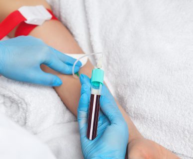 Pielęgniarka pobiera pacjentowi krew z żyły w celu przekazania jej do laboratorium medycznego. /Źródło: 123rf.com