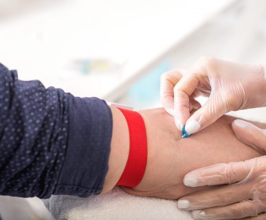 Pielęgniarka pobiera pacjentowi krew z żyły u ręki. /Źródło: 123rf.com