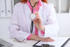 Lekarz ginekolog trzyma w dłoni stetoskop. /Źródło: 123rf.com