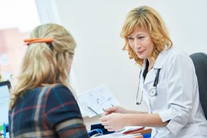 Doświadczona lekarka przeprowadza konsultację z pacjentką. /Źródło: 123rf.com