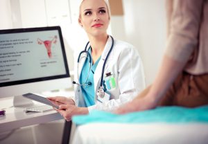 Młoda ginekolog przeprowadza konsultację z pacjentką. /Źródło: 123rf.com