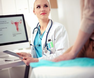 Młoda ginekolog przeprowadza konsultację z pacjentką. /Źródło: 123rf.com