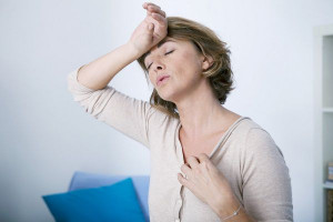 Objawy premenopauzy to m.in. uderzenia gorąca