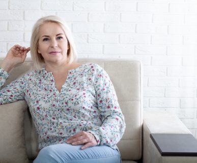 Dojrzała kobieta siedzi na kanapie w poczekalni u lekarza. /Źródło: 123rf.com