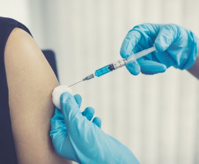 Lekarz szczepi pacjentkę szczepionką przeciw WZW A. /Źródło: 123rf.com