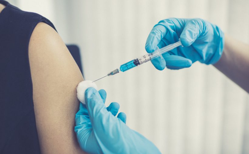 Lekarz szczepi pacjentkę szczepionką przeciw WZW A. /Źródło: 123rf.com
