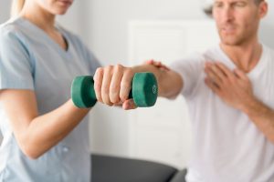 Fizjoterapeutka przeprowadza rehabilitacje  mężczyźnie. /Źródło: 123rf.com