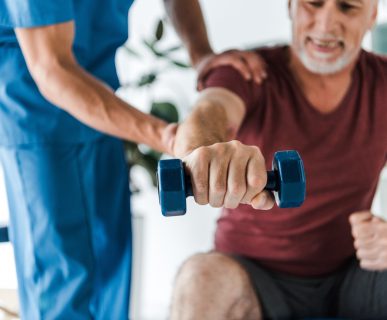 Fizjoterapeuta ćwiczy z pacjentem podczas rehabilitacji. /Źródło: 123rf.com