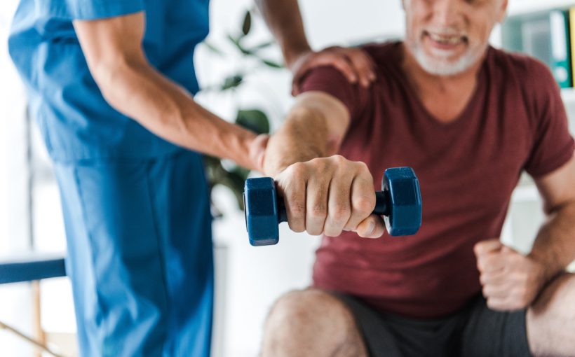 Fizjoterapeuta ćwiczy z pacjentem podczas rehabilitacji. /Źródło: 123rf.com