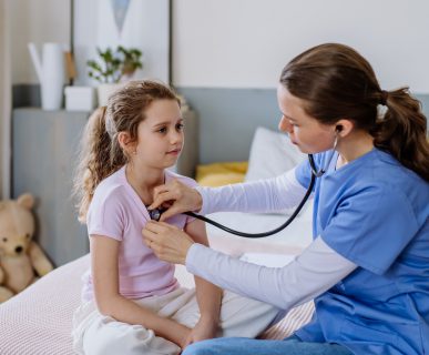 Młoda lekarka osłuchuje dziewczynce organy za pomocą stetoskopu. /Źródło: 123rf.com