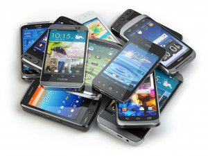 Stos telefonów, ułożonych nieregularnie jeden na drugim. /Źródło: 123rf.com