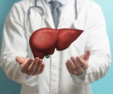 Wizerunek lekarza, który nad rękoma ma grafikę przedstawiającą wątrobę. Źródło: 123rf.com