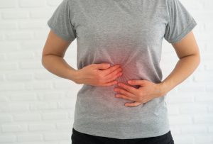 Kobieta trzyma się za brzuch. /Źródło: 123rf.com
