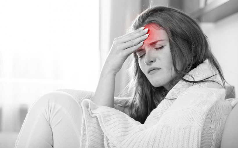 Kobieta z napadem migreny trzyma się za bolącą głowę. /Źródło: 123rf.com