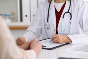 Lekarka przeprowadza konsultacje. /Źródło: 123rf.com