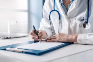 Lekarz przeprowadza konsultacje pacjentowi. /Źródło: 123rf.com