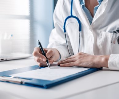 Lekarz przeprowadza konsultacje pacjentowi. /Źródło: 123rf.com