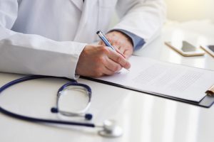 Lekarz przeprowadza konsultacje, analizuje badania laboratoryjne pacjenta. /Źródło: 123rf.com