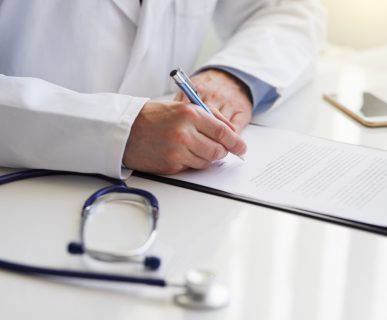 Lekarz przeprowadza konsultacje, analizuje badania laboratoryjne pacjenta. /Źródło: 123rf.com