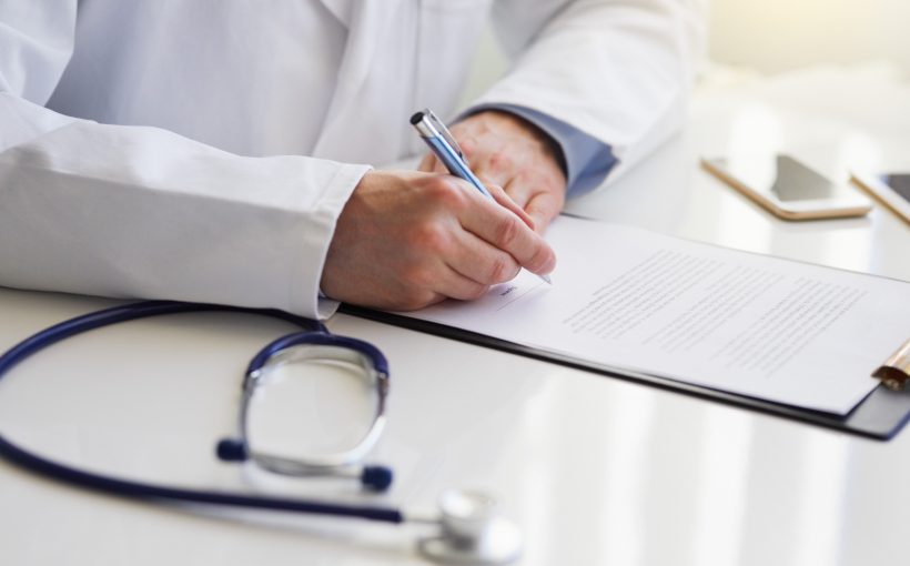 Lekarz przeprowadza konsultacje, analizuje badania laboratoryjne pacjenta. /Źródło: 123rf.com