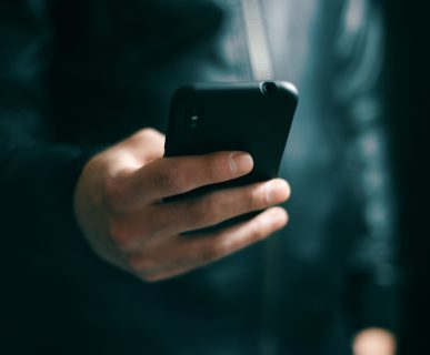 Mężczyzna sprawdza wiadomość SMS na telefonie. /Źródło: 123rf.com
