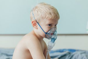Przeziębiony chłopiec otrzymuje inhalacje. /Źródło: 123rf.com