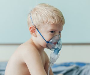 Przeziębiony chłopiec otrzymuje inhalacje. /Źródło: 123rf.com