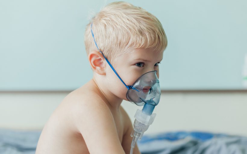 Przeziębiony chłopiec otrzymuje inhalacje. /Źródło: 123rf.com