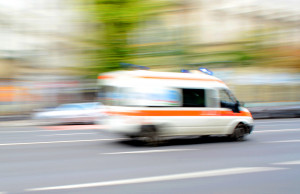 Ambulans jadący szybkim tempem do pacjenta, potrzebującego pomocy. /Źródło: 123rf.com