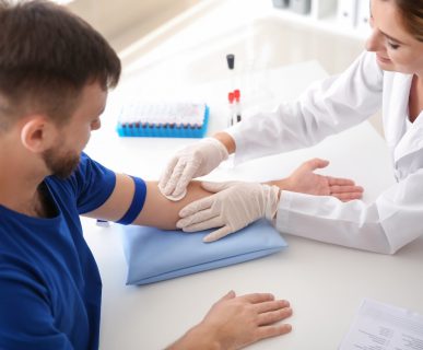 Pielęgniarka w sterylnych warunkach przygotowuje pacjenta do pobrania krwi w celu dalszej diagnostyki laboratoryjnej. Źródło 123rf.com