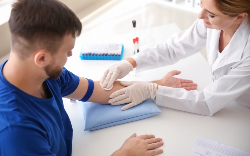 Pielęgniarka w sterylnych warunkach przygotowuje pacjenta do pobrania krwi w celu dalszej diagnostyki laboratoryjnej. Źródło 123rf.com