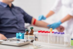 Pielęgniarka przygotowuje pacjenta do pobrania krwi w celu analizy i diagnostyki laboratoryjnej. Źródło: 123rf.com