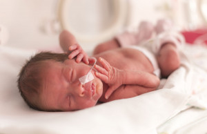 Niemowlę, które urodziło się jako wcześniak leżące w inkubatorze. /Źródło: 123rf.com