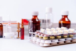 Różnego rodzaju leki ułożone na stole. /Źródło: 123rf.com
