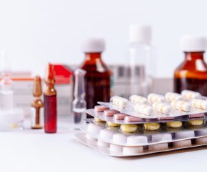 Różnego rodzaju leki ułożone na stole. /Źródło: 123rf.com