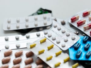 Blistry z różnymi tabletkami. /Źródło: 123rf.com