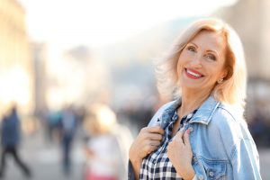 Kobieta w średnim wieku uśmiecha się. /Źródło: 123rf.com