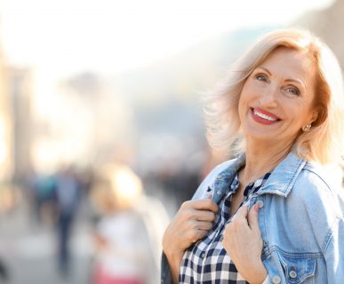Kobieta w średnim wieku uśmiecha się. /Źródło: 123rf.com