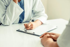 Lekarz specjalista przeprowadza konsultacje w celu diagnostyki chorób pacjenta. /Źródło: 123rf.com