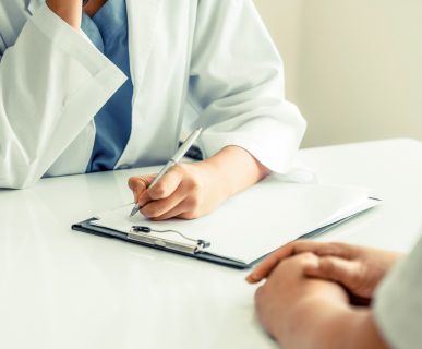 Lekarz specjalista przeprowadza konsultacje w celu diagnostyki chorób pacjenta. /Źródło: 123rf.com