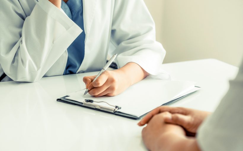 Lekarz specjalista przeprowadza konsultacje w celu diagnostyki chorób pacjenta. /Źródło: 123rf.com