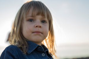 Mała dziewczynka z blond włosami. /Źródło: 123rf.com